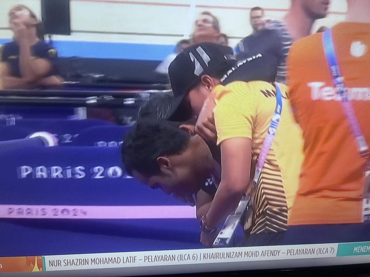 tinybaby67's tweet photo. Hari ini kita belajar erti “menang” bukan hanya pada meraih tiga tempat teratas, tapi tiada putus asa untuk mara walau ada yang mahu anda jatuh cedera. Anda wira kami Dato’ Azizul Hasni dan Shah Firdaus ! https://t.co/rUCWCc2z7Q