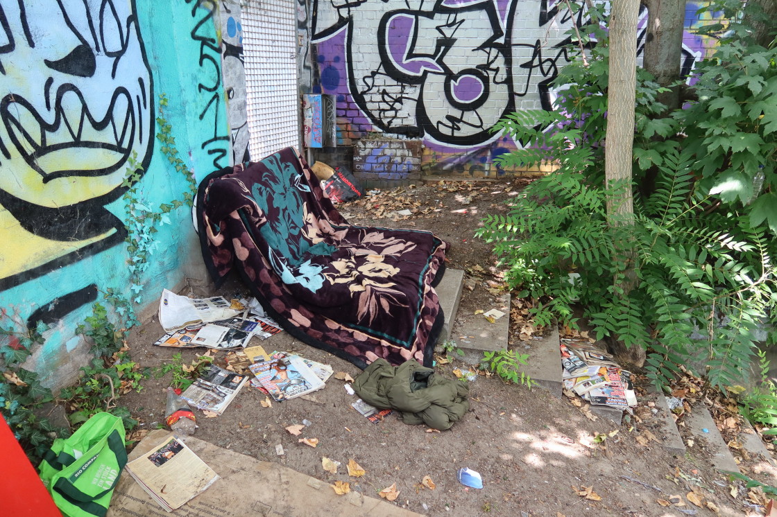 LuisenstadtF's tweet image. #Brommybrücke in #Kreuzberg. Da gibt es eine Aussichtsplattform auf die #Spree und einen der Pfeiler der zerstörten Brücke. Ein sicherer Ort für Müllfotos. So auch heute. #Dreck überall. Berge von Abfällen, #Sperrmüll.