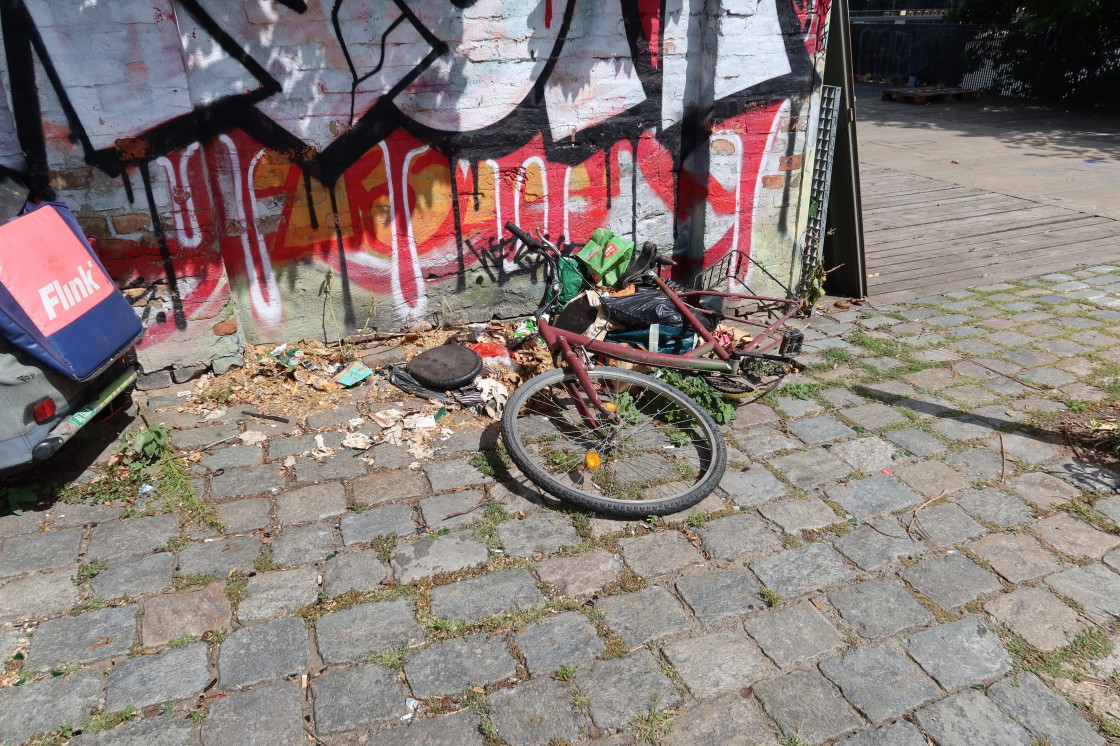 LuisenstadtF's tweet image. #Brommybrücke in #Kreuzberg. Da gibt es eine Aussichtsplattform auf die #Spree und einen der Pfeiler der zerstörten Brücke. Ein sicherer Ort für Müllfotos. So auch heute. #Dreck überall. Berge von Abfällen, #Sperrmüll.