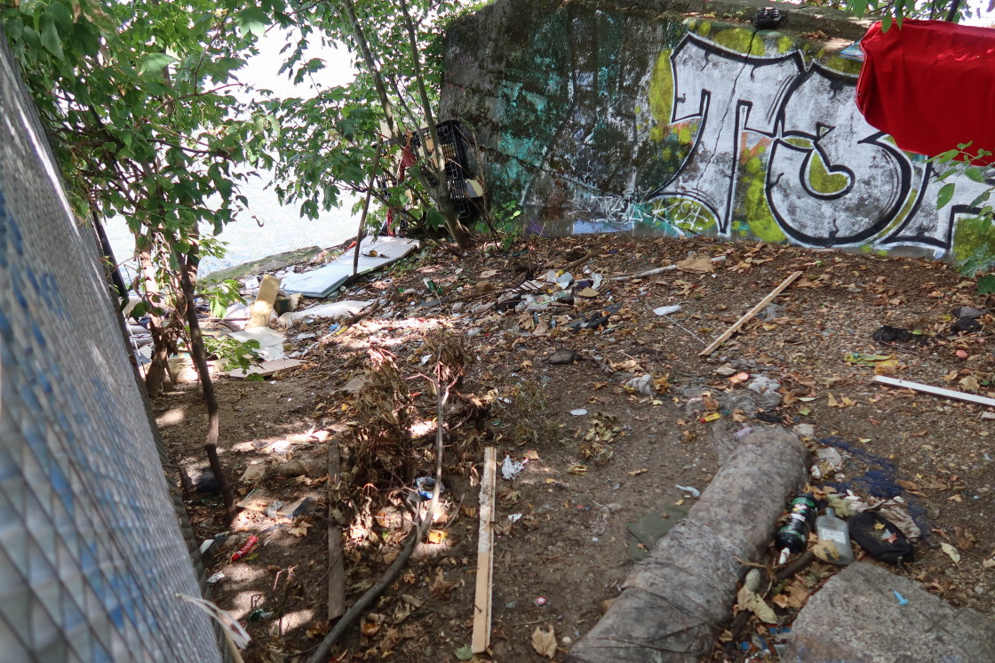 LuisenstadtF's tweet image. #Brommybrücke in #Kreuzberg. Da gibt es eine Aussichtsplattform auf die #Spree und einen der Pfeiler der zerstörten Brücke. Ein sicherer Ort für Müllfotos. So auch heute. #Dreck überall. Berge von Abfällen, #Sperrmüll.