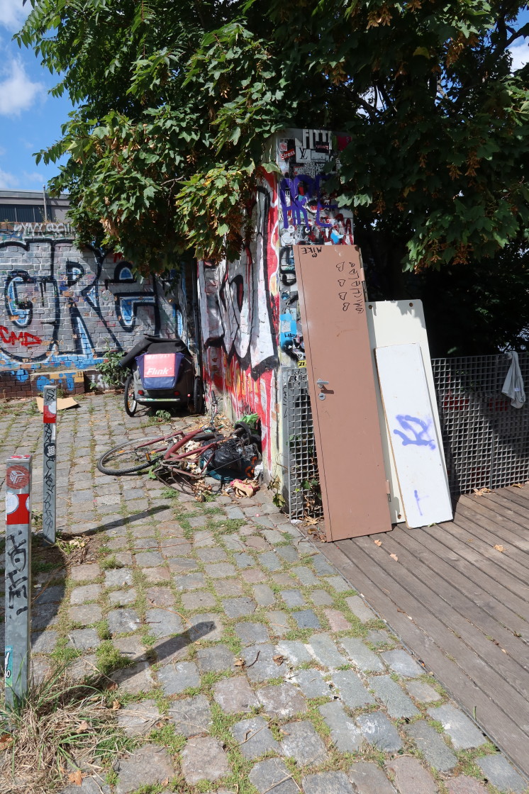 LuisenstadtF's tweet image. #Brommybrücke in #Kreuzberg. Da gibt es eine Aussichtsplattform auf die #Spree und einen der Pfeiler der zerstörten Brücke. Ein sicherer Ort für Müllfotos. So auch heute. #Dreck überall. Berge von Abfällen, #Sperrmüll.