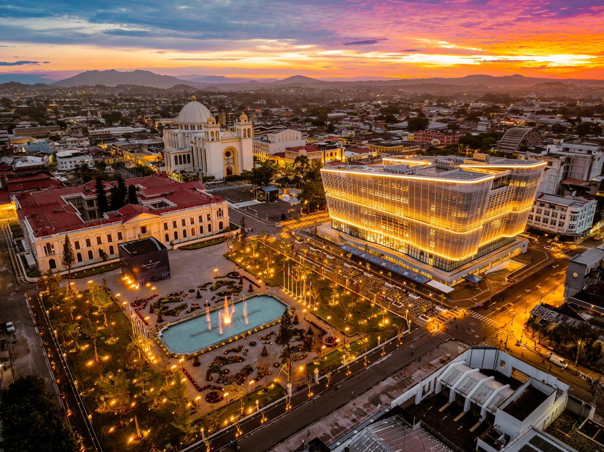 ObrasPublicasSV's tweet photo. Así amanece el Centro Histórico de San Salvador. 🇸🇻☀️ https://t.co/wAZjdQcIgA