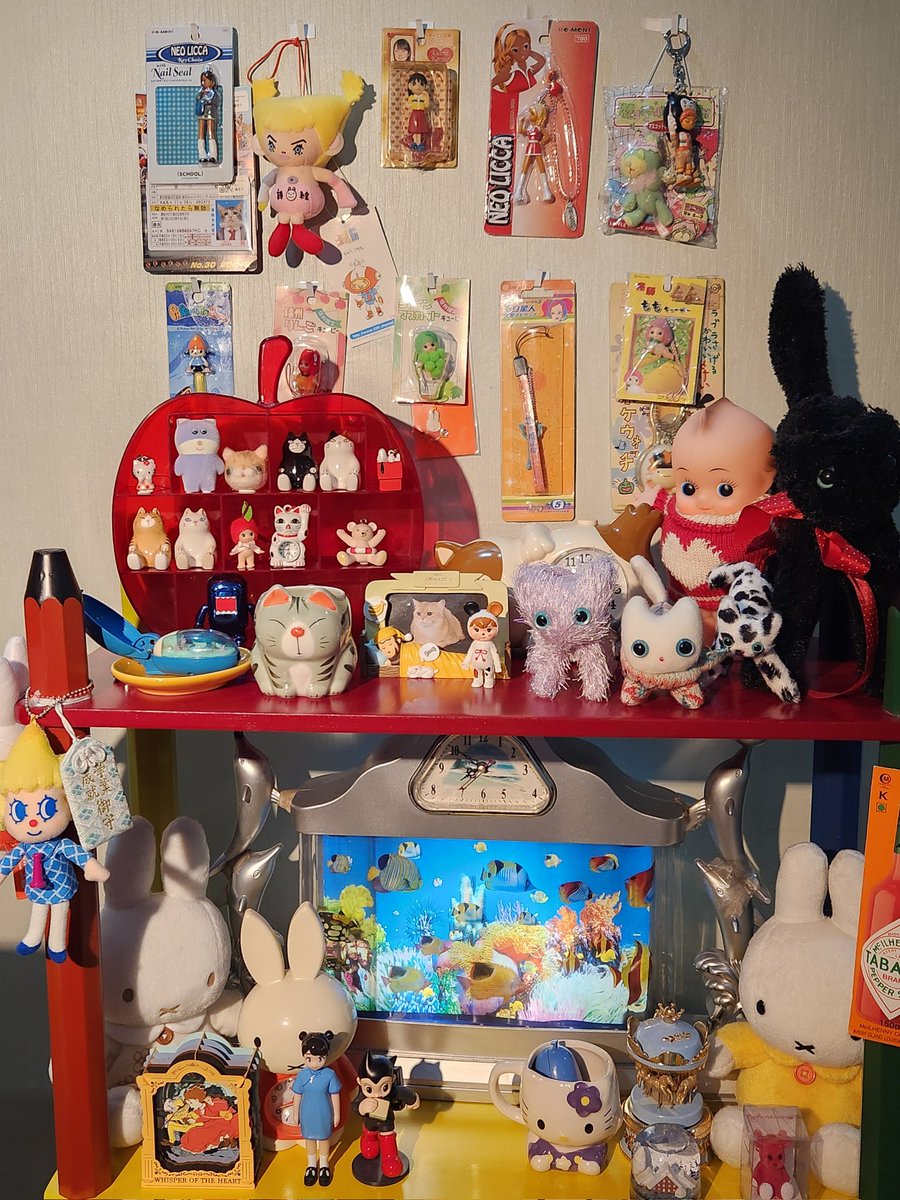 cozybao's tweet image. she's perfectly at home on my trinket shelf 🍎❤️