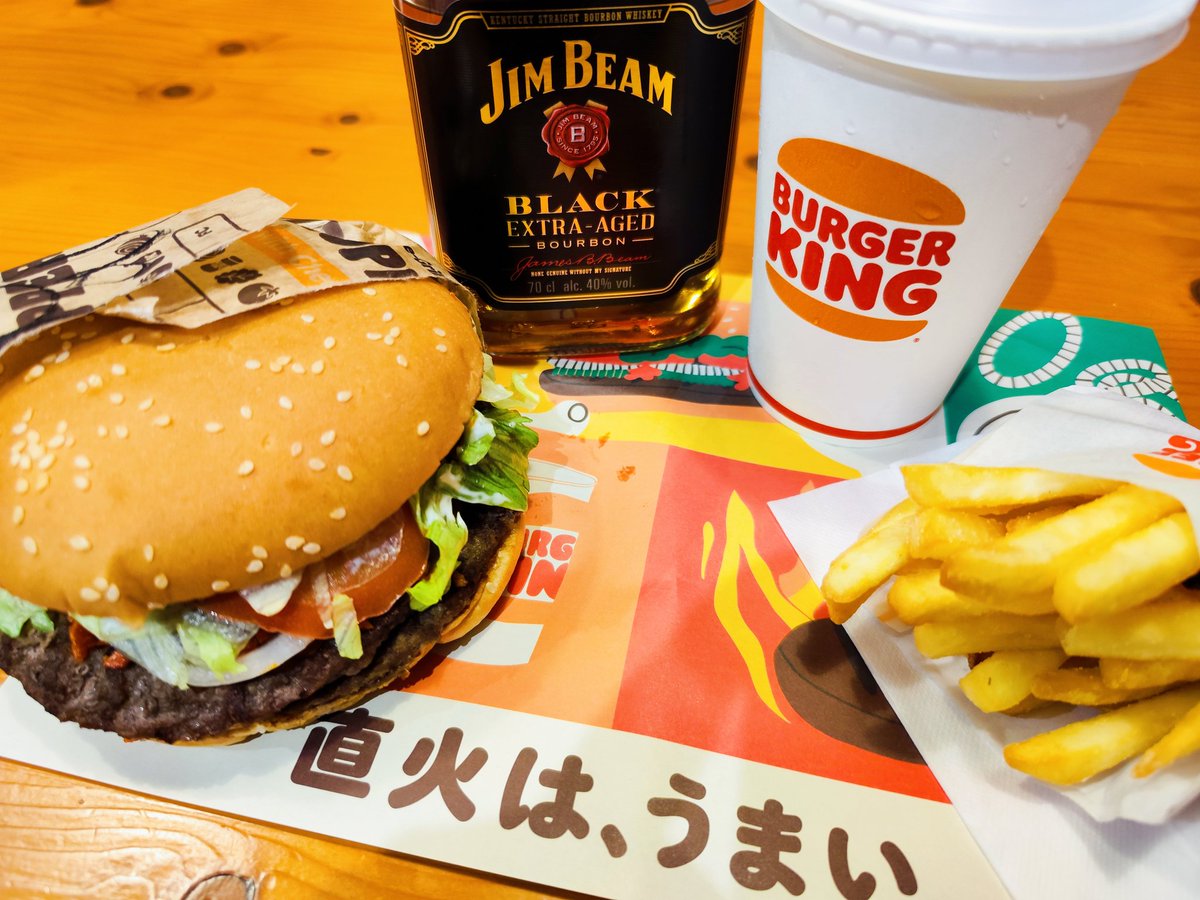 jp71963134's tweet photo. 夜分遅く失礼致します

私史上最高に美味しいバーキン...
ダブルの辛い方食べた！
まじで食べて欲しいw
角切り牛肩ロース入ってるんやでwww
辛くなくて、1枚の方ならクーポンあるから食べてみて🥺🥺🥺

そして気づいちまったよ...
持ち帰りにすればコークハイに出来るってことになぁぁぁぁあああ！！！ https://t.co/6aEu0FvDja