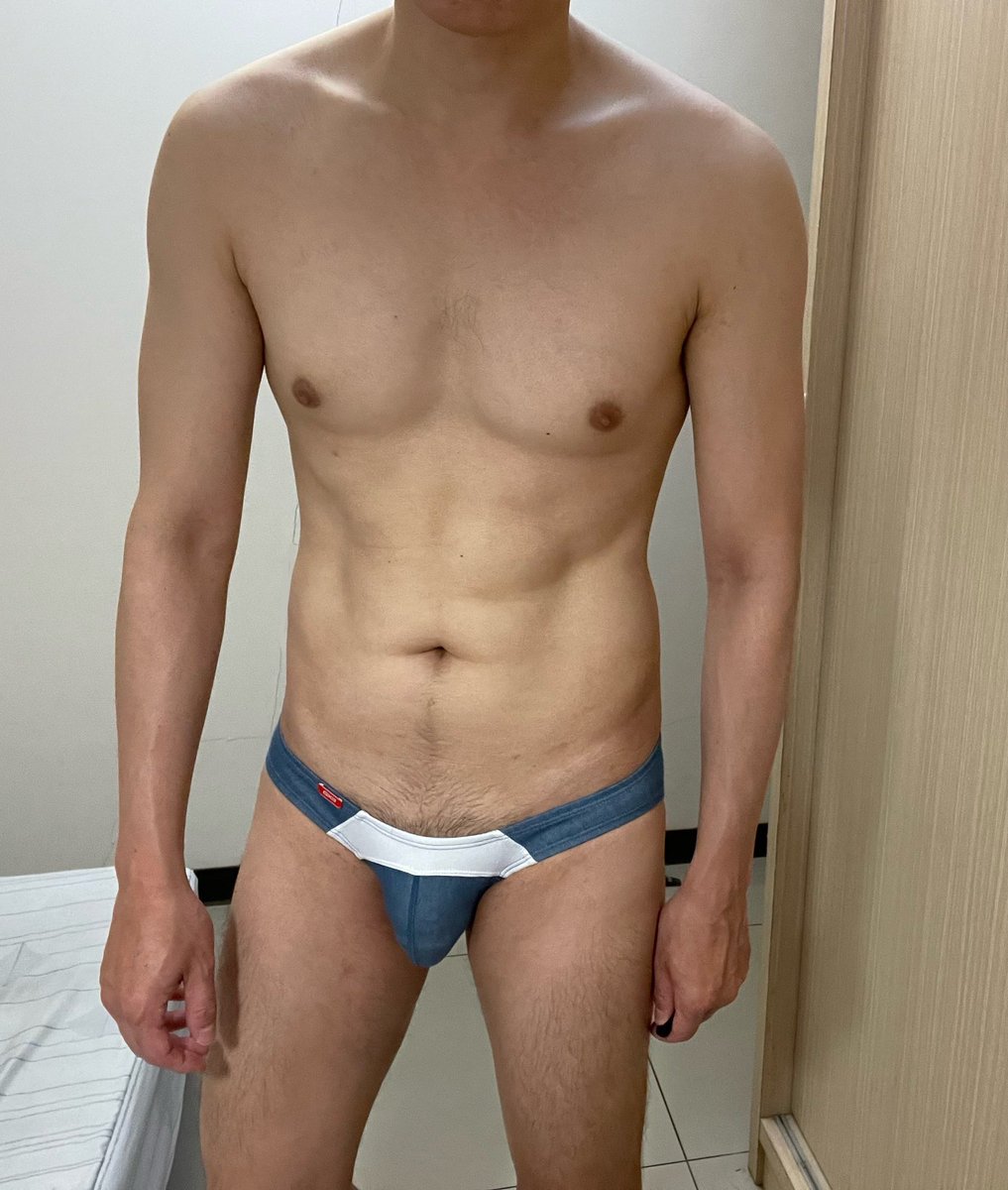 感謝網友相見贈內褲🫶
小件又低腰‥
被我撐的有點透明‥🤣