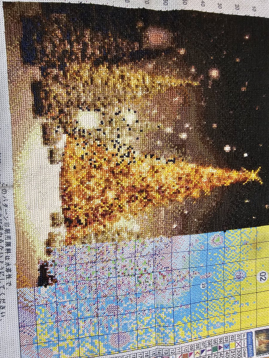 #クロスステッチ
ようやく６０%までこれたかな？
初めてついに完成できそうです
今年のクリスマスまでには間に合わせたいなぁ
そして下の子供が欲しがってとからあげる約束してるから、喜んでくれたらいいな