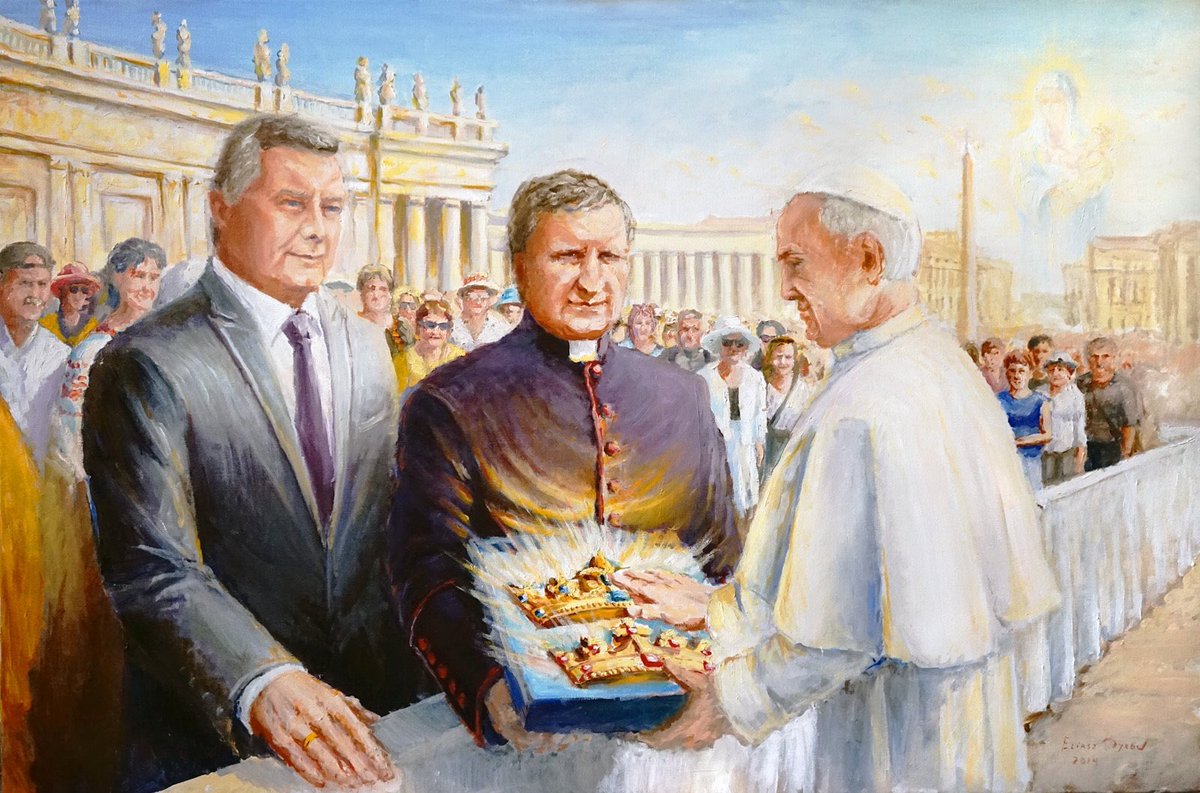 marcinrey's tweet photo. @MSZ_RP @sikorskiradek @anneapplebaum Na placu Świętego Piotra w Rzymie Papież Francziszek I błogosławia korony do obrazu Matki Bożej Śnieżnej w Jarosławiu.
Korony trzyma ksiądz proboszcz Kolegiaty Bożego Ciała Marian Bocho, a obok z stoi burmistrz Jaroslawia Andrzej Wyczawski. https://t.co/KGDfSyeHWz