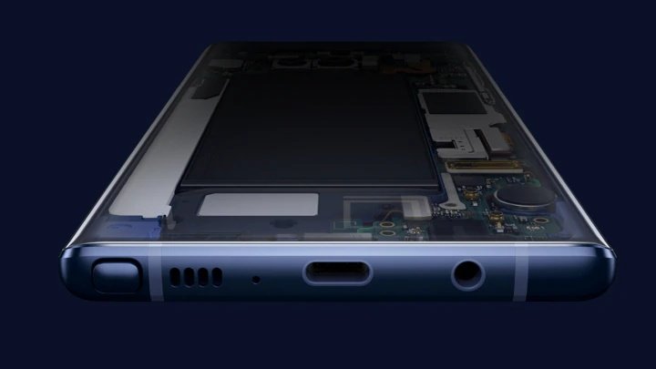 TheGalox_'s tweet photo. I remember when Samsung revealed the 4000mah battery capacity of the Galaxy Note9

Everyone was excited to see such a huge battery in a Galaxy phone 

Now a 4000mah battery in a 6.2" phone is small. Crazy how much technology has changed https://t.co/pRvyuBhr6u