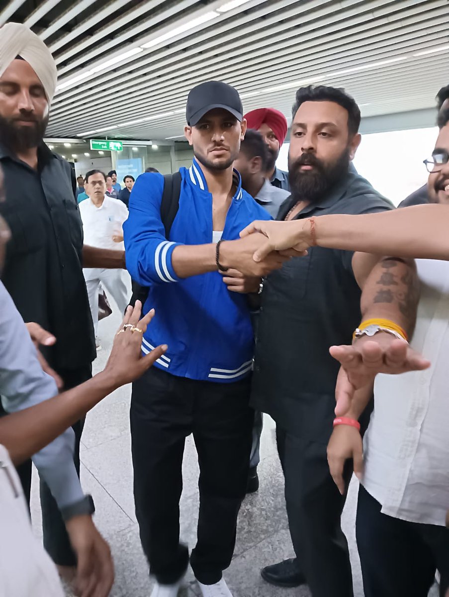 EBWORLD23's tweet photo. Anwar Ali has arrived in the city of Joy ❤️💛🛬 https://t.co/hPr39wNvfx