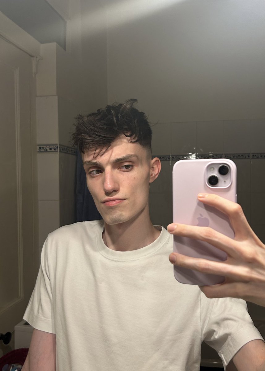 iaamtoinou's tweet photo. tt rasé 💇🏻

 #LGBTQIABratSummer https://t.co/JpTc3oCsm7