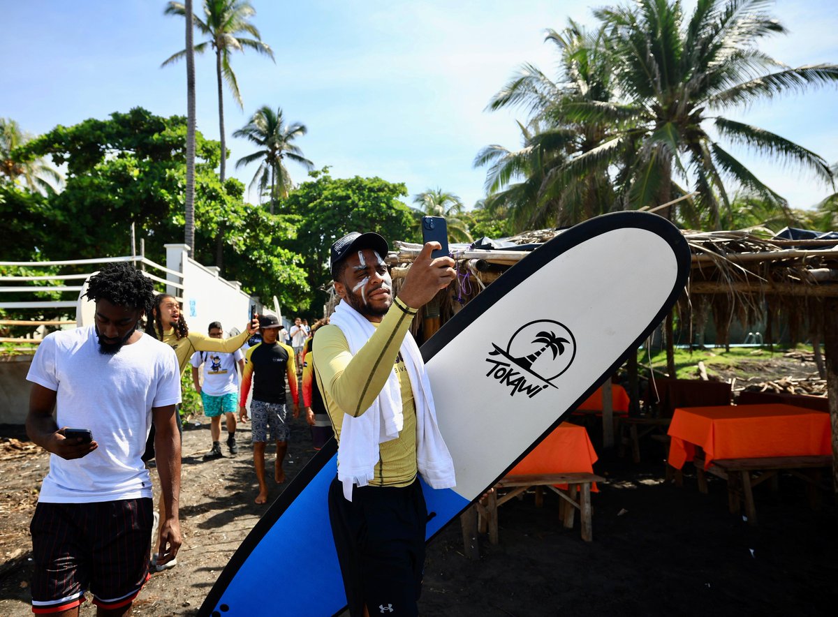 indeselsalvador's tweet photo. 🏀🏄‍♂️🤙🏻

Como parte de las actividades culturales y sociales del Volcano Classic El Salvador 2024, la delegación de @McNeeseMBB visitó hoy Surf City, en La Libertad, y sus jugadores pusieron a prueba sus dotes en las olas de la costa salvadoreña.

#ConstruyendoElCamino https://t.co/UnkLYXms6c