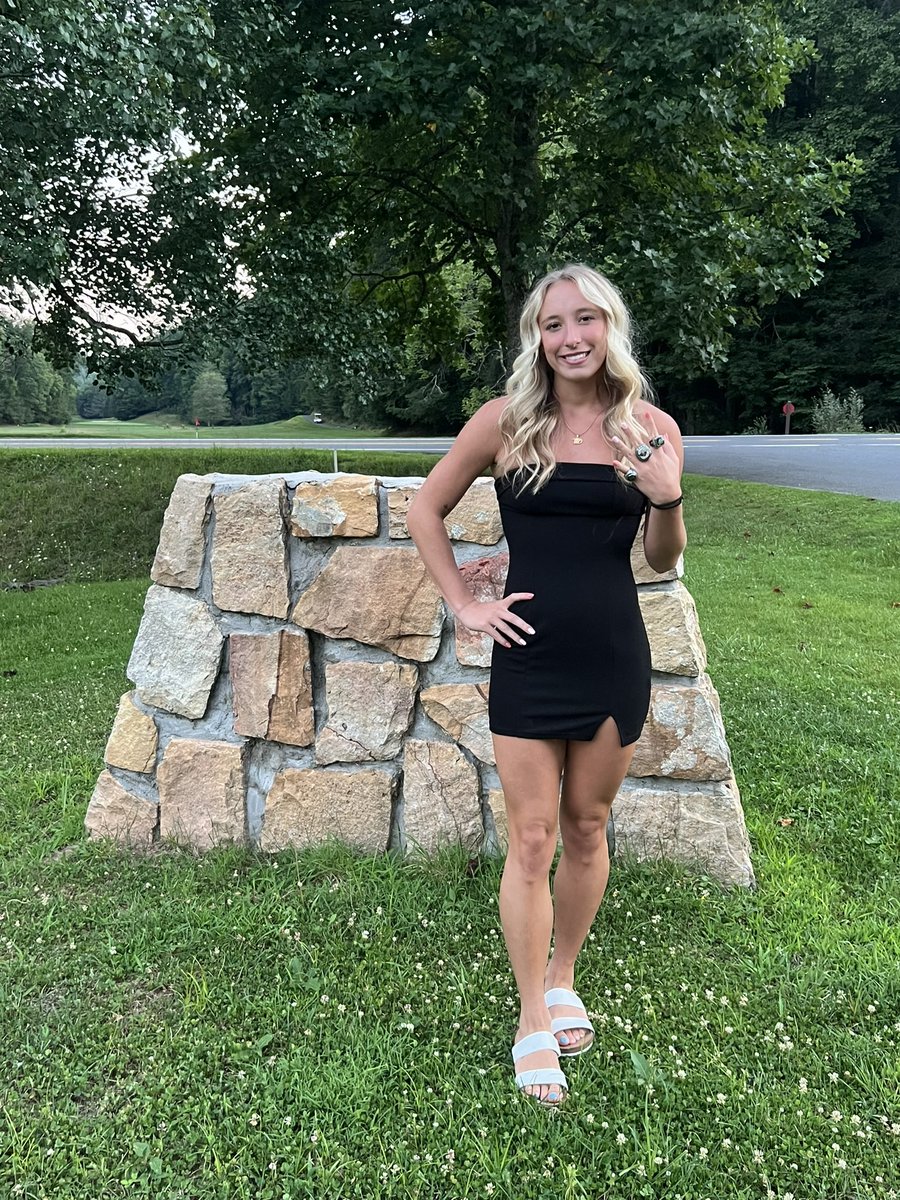 madisonclark004's tweet photo. so blessed!!! excited for the next chapter ❤️🖤
@coachRDavidson @JacqueCanada1 @WU_WBB https://t.co/2Fd9uMCJ4S