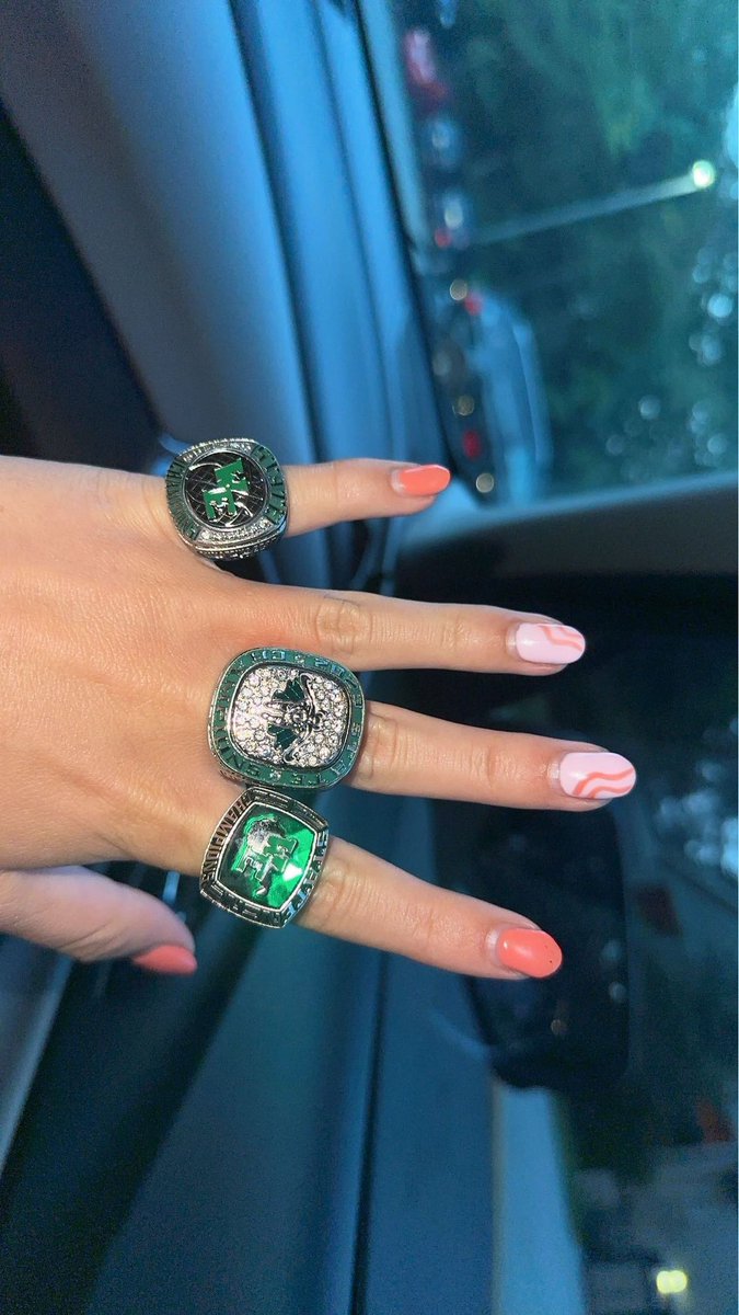 madisonclark004's tweet photo. so blessed!!! excited for the next chapter ❤️🖤
@coachRDavidson @JacqueCanada1 @WU_WBB https://t.co/2Fd9uMCJ4S