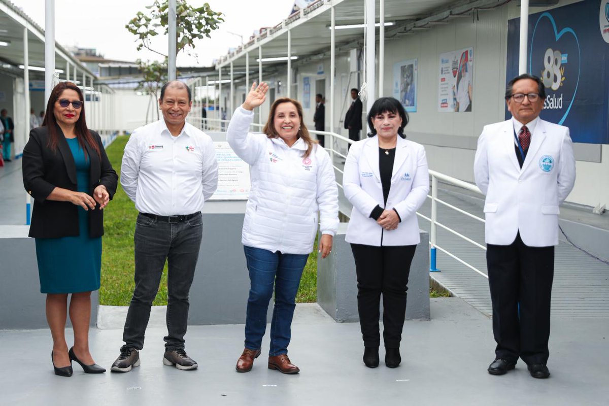 presidenciaperu's tweet photo. ✅¡Más de 2 millones de pacientes de @EsSaludPeru podrán atenderse en moderna infraestructura hospitalaria! La presidenta Dina Ercilia Boluarte Zegarra participó del inicio de operaciones del nuevo Hospital de Especialidades Quirúrgicas de San Juan de Miraflores, que permitirá agilizar la lista de espera quirúrgica en especialidades como traumatología y oftalmología de la Red Prestacional Rebagliati.

✅"Hemos puesto particular énfasis en la mejora integral de nuestra infraestructura hospitalaria, en la actualización y ampliación del equipamiento médico, y en la optimización de la atención que brindamos a cada uno de nuestros ciudadanos a lo largo y ancho del país", indicó la mandataria. #PonlePunchePerú 🇵🇪