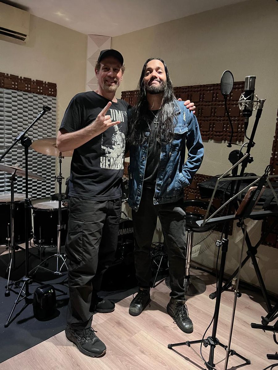 CamposVocal's tweet photo. Dia de pré produção... "Easy Fighter" é o nome do próximo lançamento da @avator.band 🔥🔥

Na companhia do brother @lagrecas.bass , mestre dos graves. https://t.co/5L2eLrtH6J
