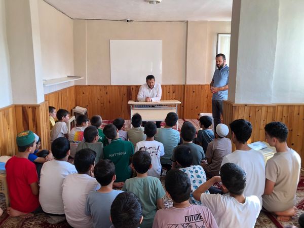 MÜFTÜ YİĞİT'DEN HAFIZLIK KUR'AN KURSUNA ZİYARET
İlçe Müftüsü İbrahim Yiğit, Harfilli Mahallesindeki Erkek Hafızlık Yatılı Kur’an Kursunu ziyaret etti.
Müftü Yiğit, kurs mescidinde öğrencilerle bir süre sohbet ederek nasihat ve başarı temennisinde bulundu.