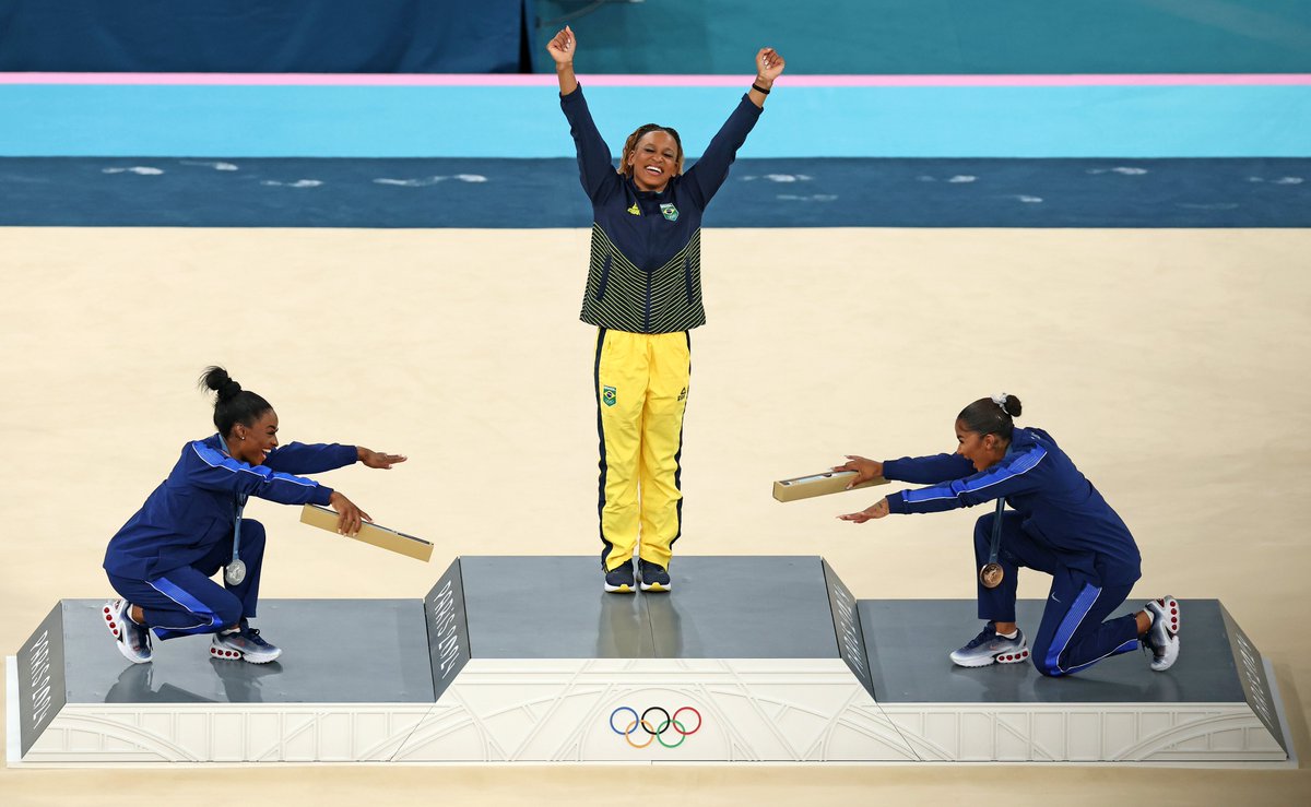 VSportsTM's tweet photo. Jordan Chiles 🇺🇸, protagonista de esta histórica foto en #Paris2024, perderá su medalla de bronce ¿Por qué? El TAS definió que la estadounidense presentó tardíamente un reclamo de puntos que le había otorgado la presea. Finalmente, se la quedará la rumana Ana Barbosu 🇷🇴. https://t.co/zhf6wjyjQd
