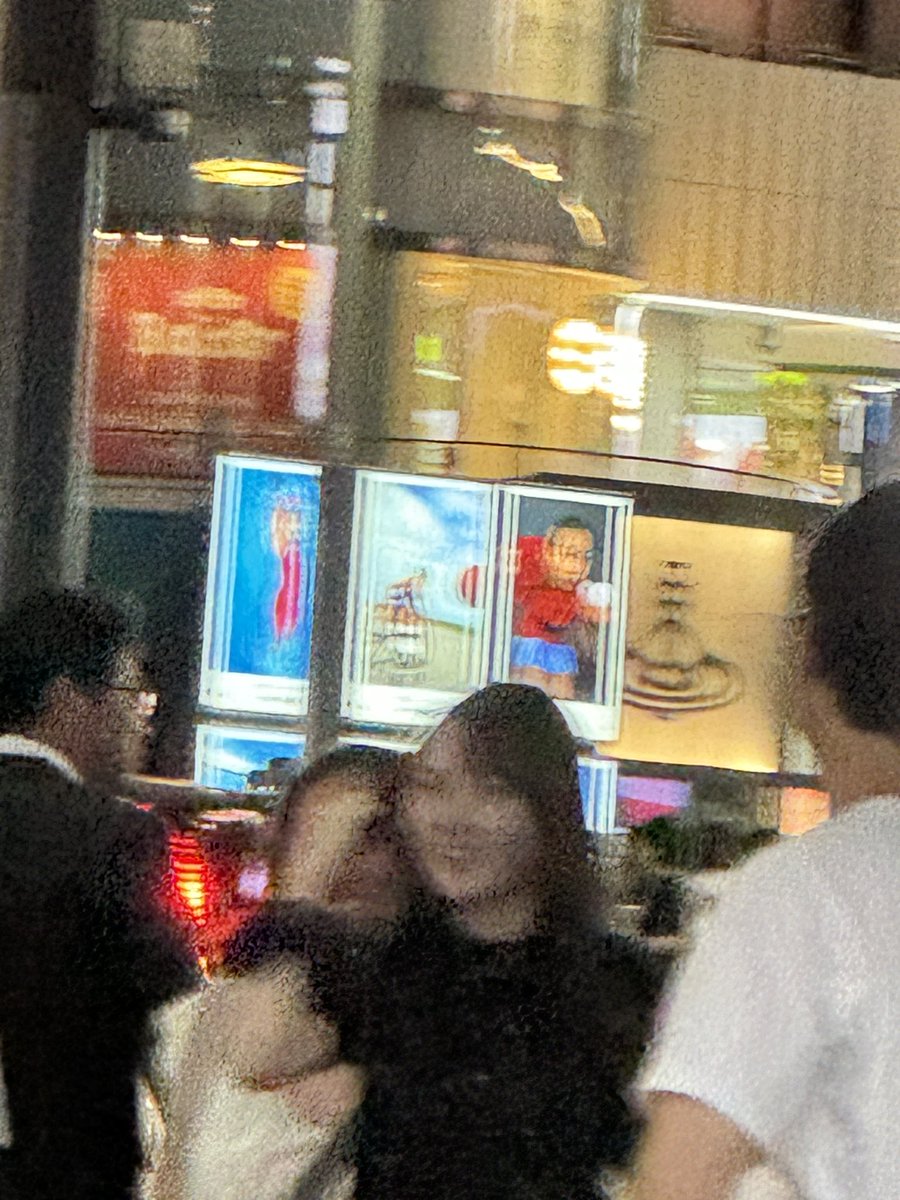 stopwon95's tweet photo. 길가다가 어떤 아저씨가 화려한 옷을 입고 사진 찍고 있는데 배경이랑 색깔이 너무 어울려서 제가 몰래 뒤에서 찍어줬어요. AirDrop으로 주고 싶었는데.. https://t.co/UdDaeZyCjs
