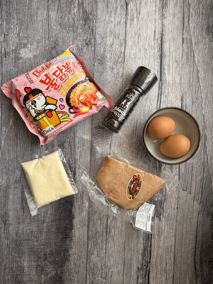 umpheko's tweet photo. My take on Ramen Carbonara 🍜 

The ingredients

- 1 packet Samyang Ramen (preferably carbonara flavoured)
- 100g of Guanciale (cured pork cheek) or pancette 
- 3 egg yolks 
- 40g of grated Parmesan 
- Fresh ground pepper 
- 1 tablespoon cooking oil (optional) https://t.co/XYfxnSuQq4