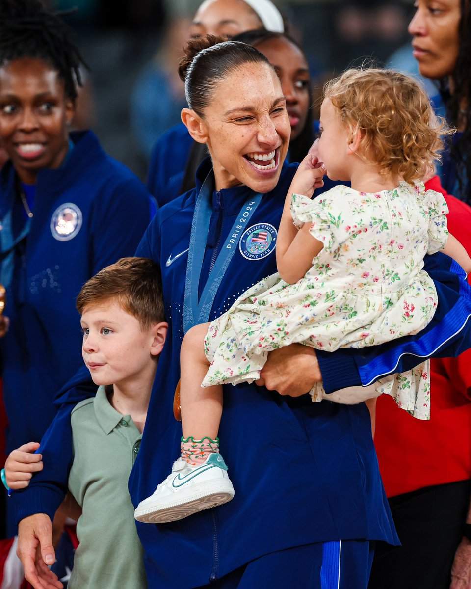 PhoenixMercury's tweet photo. mommy’s a 6x gold medalist ❤️ https://t.co/ORMJTNhcUB