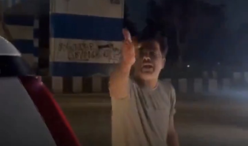 दिल्ली में चौंकाने वाली घटना!

पाकिस्तानी लड़के और उसकी गर्लफ्रेंड कैब ड्राइवर ने धक्के मारकर कैब से उतारा!

भारत को गाली दे रहा था कैब में बैठा पाकिस्तानी लड़का, भारतीयों को बोल रहा था 'मौकापरस्त'

उसकी गर्लफ्रेंड दे रही थी अपने पाकिस्तानी बॉयफ्रेंड का साथ।

भारत की बुराई सुनकर