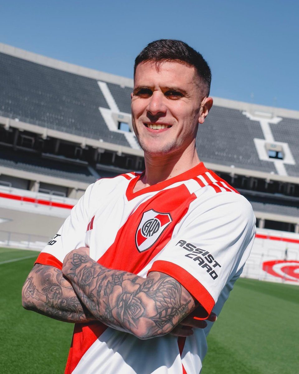 FabriBustosOK's tweet photo. Empezando a cumplir el sueño de mi vida. Gracias a todos los que lo hicieron posible. Vamos River 🤍❤️🤍 https://t.co/ADkQFnxWcH