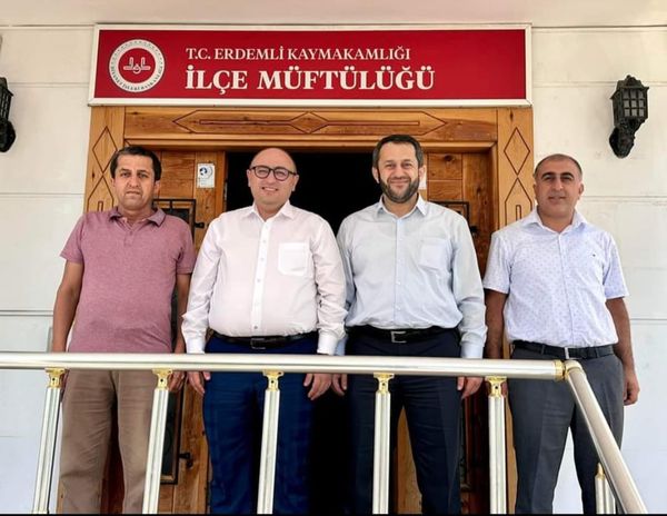 Erdemli ilçe Müftüsü olarak göreve başlayan İbrahim Yiğit’i Erdemli Belediye Başkanı Mustafa Kara ziyaret ederek hayırlı olsun temennisinde bulundu.
Ziyaretten duyduğu memnuniyeti ifade eden İlçe Müftüsü Yiğit, Belediye Başkanı Kara'ya nazik ziyaretlerinden dolayı teşekkür etti.