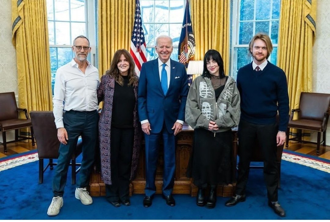PopStar_CC's tweet photo. #BillieEilish with #JoeBiden https://t.co/SfX0hvzvkh