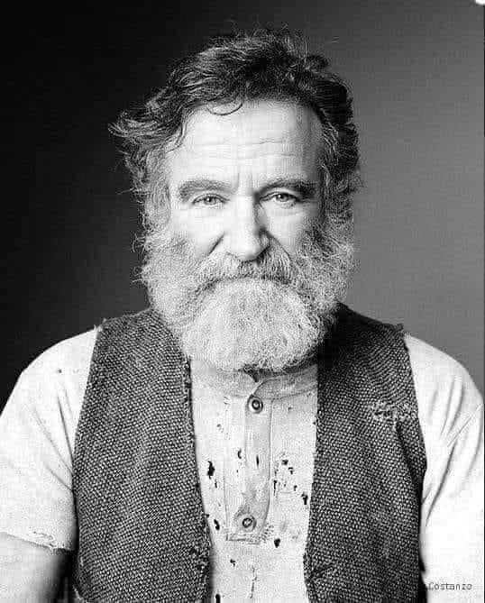 literlandweb1's tweet photo. Hoy hace 10 años del suicidio del actor Robin Williams tras un profundo proceso depresivo. Recordamos algunas interpretaciones memorables y su calidad humana. Su caso fue, lamentablemente, un ejemplo más de cómo la apariencia no siempre muestra la batalla interior. 
“Solía pensar que la peor cosa de la vida era terminar solo. No lo es. Lo peor de la vida es terminar con gente que te hace sentir solo”, escribió.