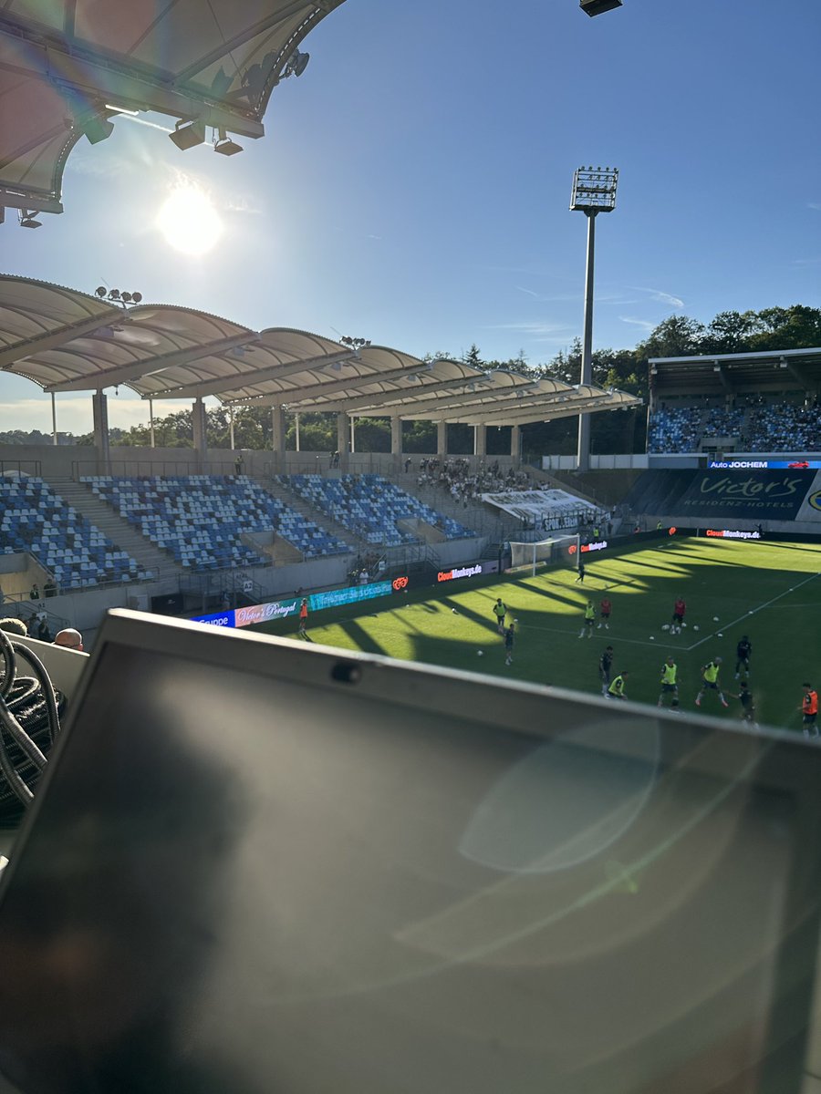 SV_Sandhausen's tweet photo. Ganz schön heiß hier oben: Hat jemand Sonnencreme für den Admin? 🥵☀️

#FCSSVS #SVS1916 #WirEchtAnders https://t.co/r8YhCjzANp