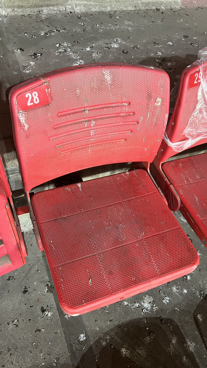 Sezonun ilk maçı en ucuz bilet 400TL ama taraftarın oturacağı koltuklar tam bir leş. Gerçekten yazık. Bunu taraftara layık gören herkesi kınıyorum. #samsun <a href="/Samsunspor/">Samsunspor 🇹🇷</a> 
<a href="/SamsunEtkinlik/">Samsun Etkinlik</a> 
@Spor55com 
#SamsununMaçıVar