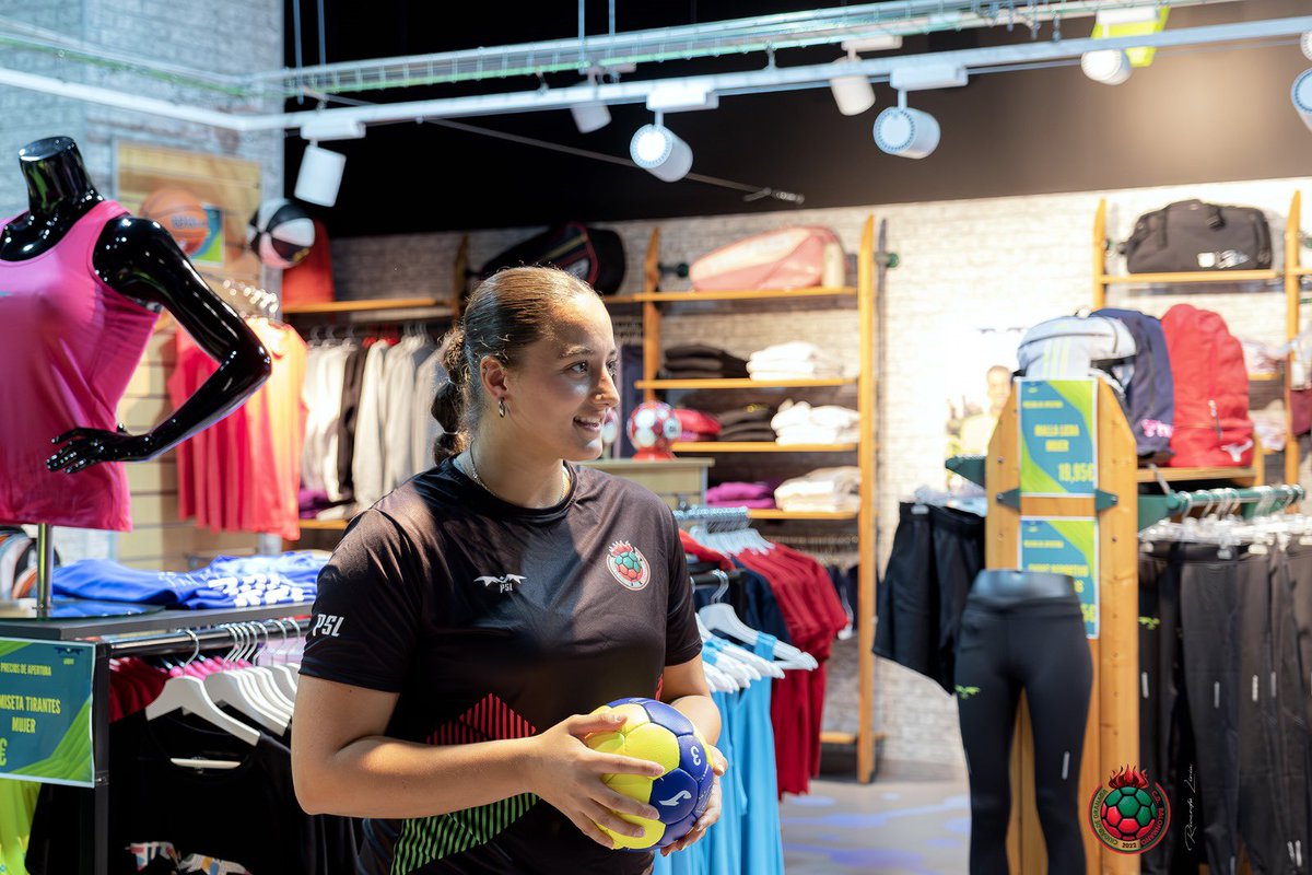 #renovados <a href="/tolamansana/">zokar</a> @balonmanoprimeranacional.es <a href="/eriibl6/">XXVI❤️</a> #1DNF 
Desde @elplacerdeserlibres en @ccneptuno os comunicamos renovación de los capitanes de nuestros equipos masculino y femenino. 
💪💪♥️🖤

#balonmanociudaddegranada #handball #equipo #familia #elplacerdeserlibres