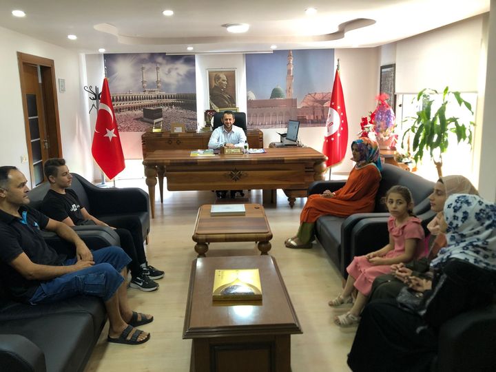 MÜFTÜ YİĞİT'E ZİYARET
Erdemli Müftülüğü Engelli Koordinatörlüğü'nce İşitme Engellilere Yönelik Türk İşaret Dili Kursunda öğrenim gören kursiyerler, TDİ Eğitmeni Ayşe Günay eşliğinde İlçe Müftüsü İbrahim Yiğit'i makamında ziyaret ederek hayırlı olsun temennisinde bulundular.