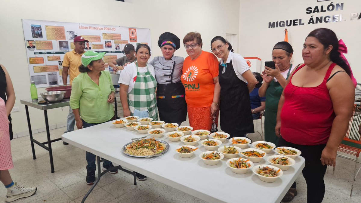 Nuestra sede del PINU-SD se ha convertido en un Centro de Educación Popular. Compartimos la 'Olla Común' con los deliciosos platos de comida que aprendieron a elaborar nuestras compañeras.

No damos el pescado: enseñamos a pescar.