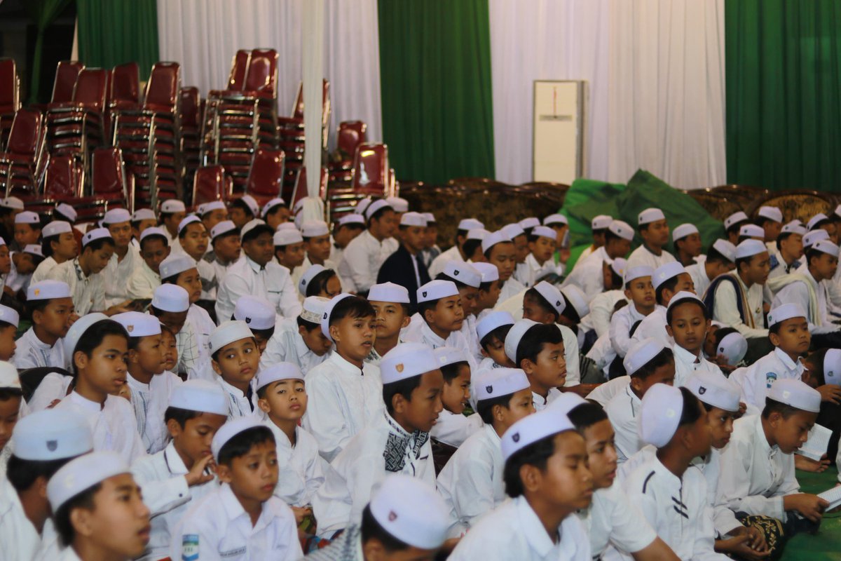 ansorkraksaanpc's tweet photo. Berjalan Khidmat, Konferwil GP Ansor Jatim Diawali Mujahadah Kubro

Gelaran Konfrensi Wilayah (Konferwil) XV Gerakan Pemuda (GP) Ansor Jawa Timur diawali dengan Mujahadah Kubro pada Minggu (11/8/2024) malam.

#KonferwilAnsorJatimXV
 https://t.co/PltIbgyscL https://t.co/sexGoxWy4i