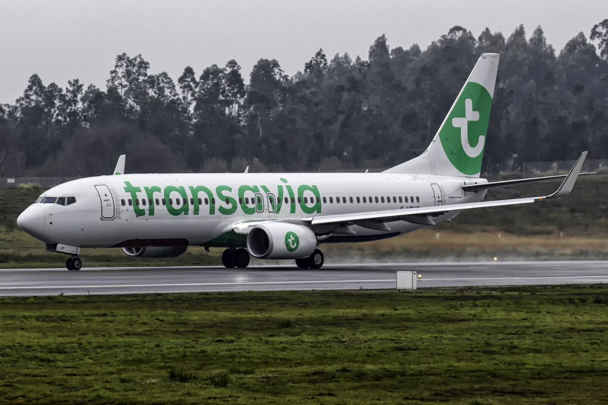 CerfiaFR's tweet photo. 🇫🇷🇲🇦 FLASH | Un avion Transavia en provenance de Agadir a été immobilisé pendant + de 3h30 à l’aéroport d’Orly. Un adolescent avait nommé son appareil « Engin explosif improvisé », détectable en bluetooth. Les 153 passagers ont dû être fouillés et le jeune a été placé en GAV. https://t.co/mC4ni873HK