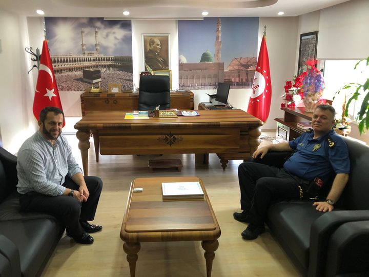 Erdemli ilçe Müftüsü olarak göreve başlayan İbrahim Yiğit’i Erdemli İlçe Emniyet Müdürü Ömer Engin Genç  ziyaret ederek hayırlı olsun temennisinde bulundu.
Ziyaretten duyduğu memnuniyeti ifade eden Müftü Yiğit, Emniyet Müdürü Genç'e nazik ziyaretlerinden dolayı teşekkür etti.