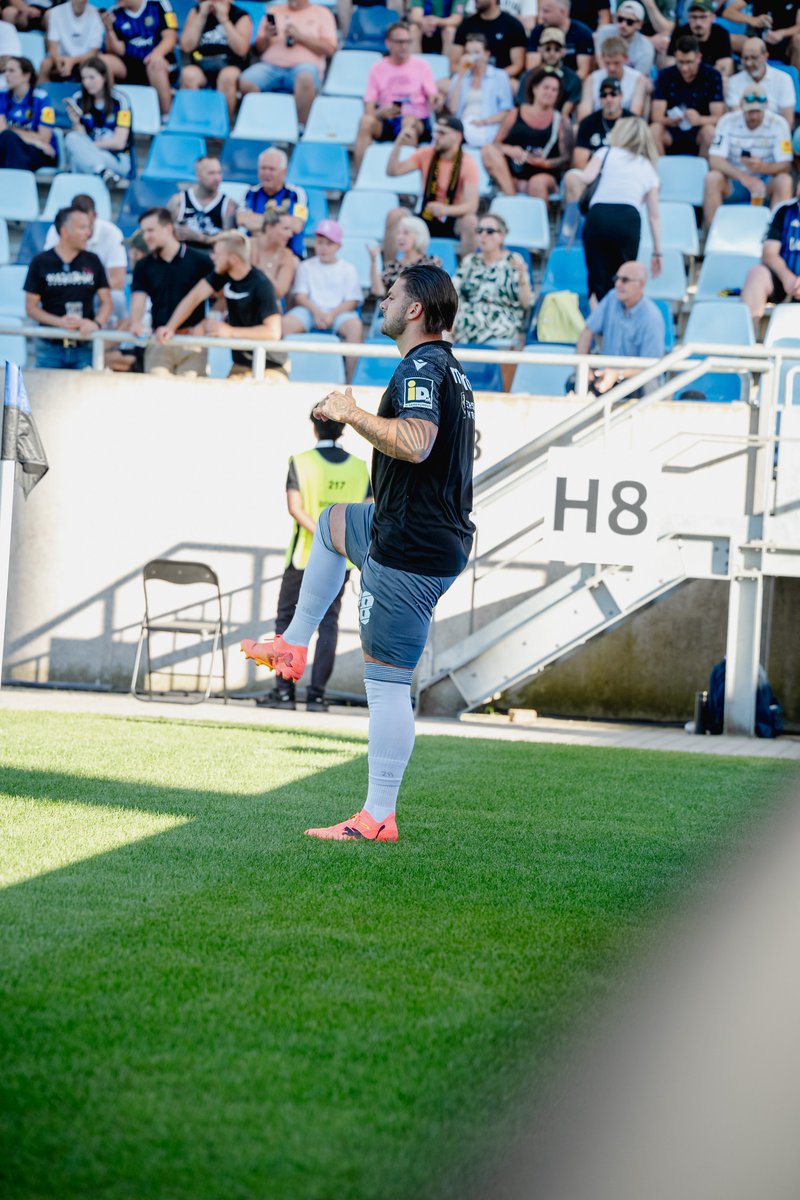 SV_Sandhausen's tweet photo. Heiß werden für das erste Auswärtsspiel der Saison! Auf geht's, Jungs! 👏🔥

#FCSSVS #SVS1916 #WirEchtAnders https://t.co/OI3EsspCOP