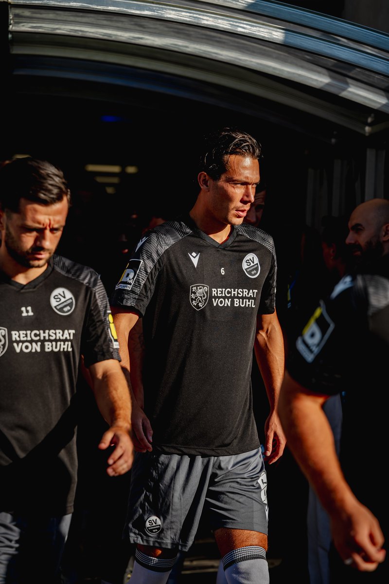 SV_Sandhausen's tweet photo. Heiß werden für das erste Auswärtsspiel der Saison! Auf geht's, Jungs! 👏🔥

#FCSSVS #SVS1916 #WirEchtAnders https://t.co/OI3EsspCOP