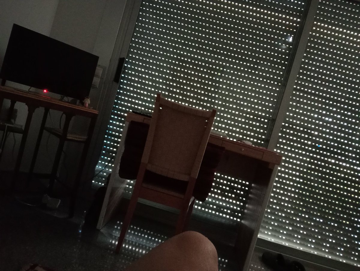 Tntol_Grc's tweet image. . brutalitat sense ventilador de sostre 
.no ha arribat ,
🌬️ 
. ni 📚 
. ni 📺
. ni🎧💿
💨
#recons