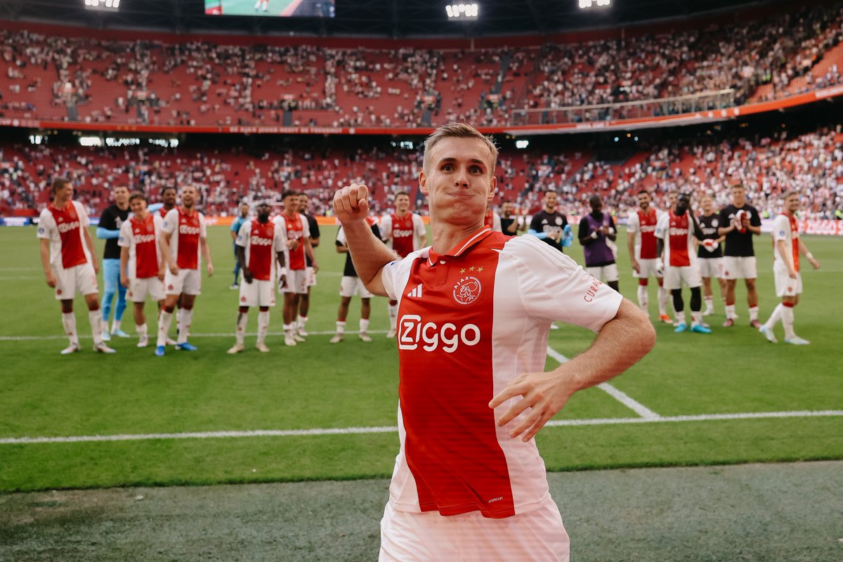 AFCAjax's tweet photo. Sivert &amp; the boys 😆 https://t.co/EjobFfEdol