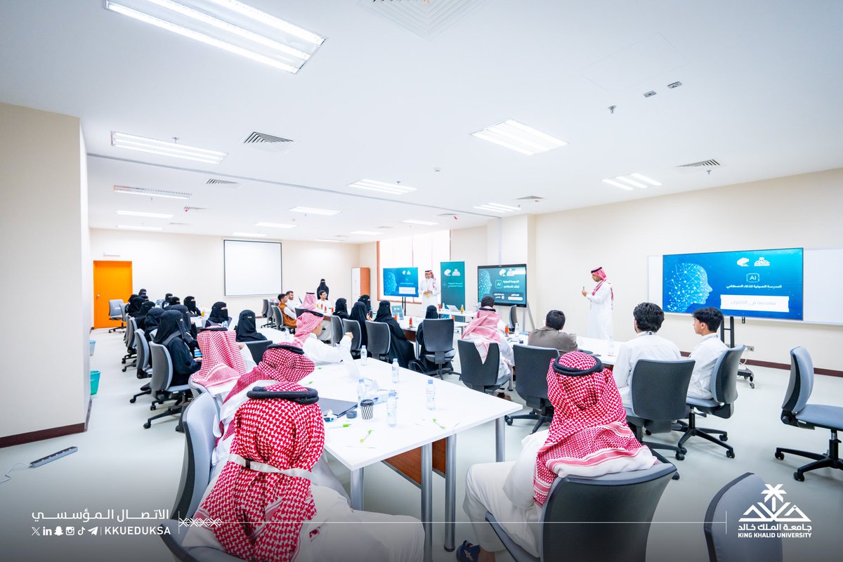 kkueduksa's tweet photo. #جامعة_الملك_خالد تطلق اليوم "المدرسة الصيفية للذكاء الاصطناعي"، التي تنظمها وكالة الجامعة للدراسات العليا والبحث العلمي ممثلةً بمركز الذكاء الاصطناعي؛ بهدف تعزيز الابتكار من خلال ورش عمل متخصصة ونقاشات معمقة حول أحدث تقنيات الذكاء الاصطناعي.. https://t.co/MQxvpu2khn