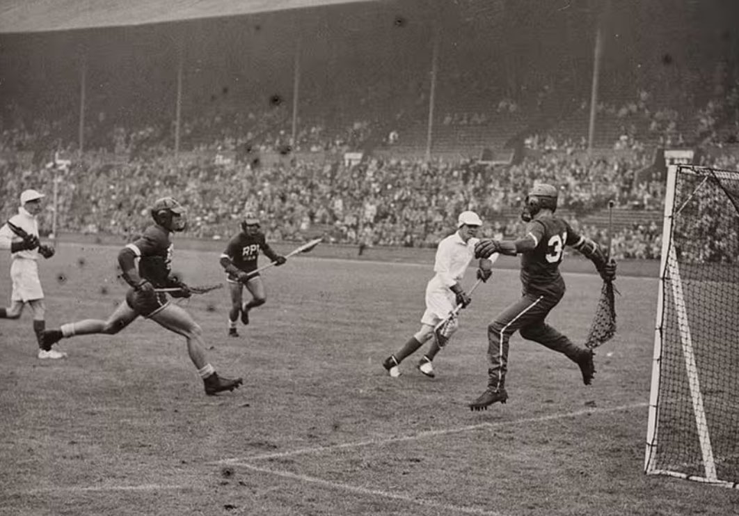 Por los artículos y comentarios sobre el break dance o el 3x3, he estado leyendo sobre deportes que desparecieron de los Juegos Olímpicos, como la pelota vasca, el cricket, el lacrosse o el polo. Algunos de ellos son realmente sorprendentes (como el arte y la poesía). Abro 🧵⬇️