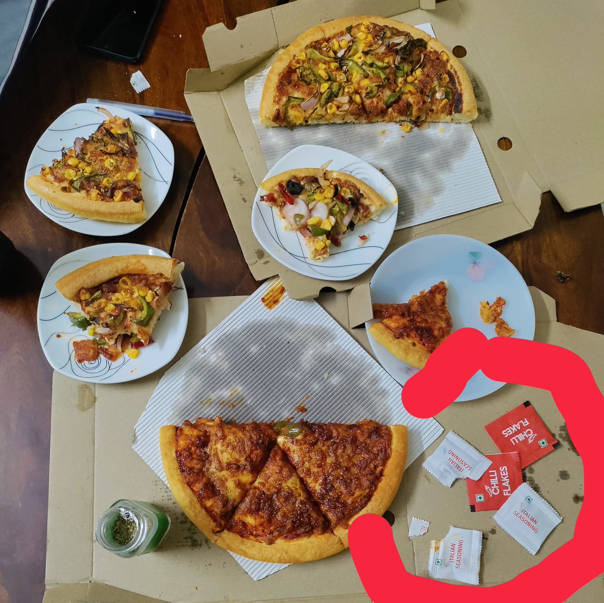 DoItRight2022's tweet image. 3 पिज़्ज़ा मंगवाए @PizzaHutIN @pizzahut से. कुल 3 oregano पैकेट भेजा. tissue एक नहीं भेजा. tissue गान्ड पोछने के लिए रखे है? Future mein pizza सिर्फ @dominos_india से #Israel #TamannaahBhatia #AllEyesOnIndianMuslims #HindenbergReport #BangladeshiHindus