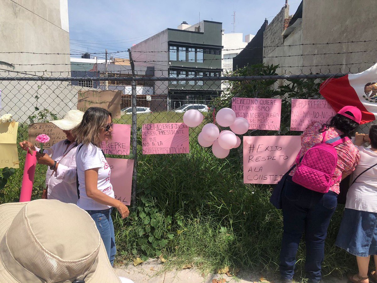 codice_informa's tweet photo. La #MareaRosa sale de nuevo a las calles y se manifiesta frente al Instituto Nacional Electoral (INE) en contra de la sobre representación de los partidos Morena, Verde Ecologista de México (PVEM) y del Trabajo (PT) en el Congreso de la Unión https://t.co/0YB8IN2c6U