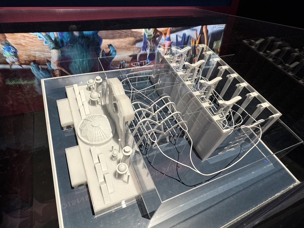 johnnydisney15's tweet photo. 昨日アナウンスされたモンスターズインクをテーマにしたライドの模型が展示されてます https://t.co/cxtNY0V4O8