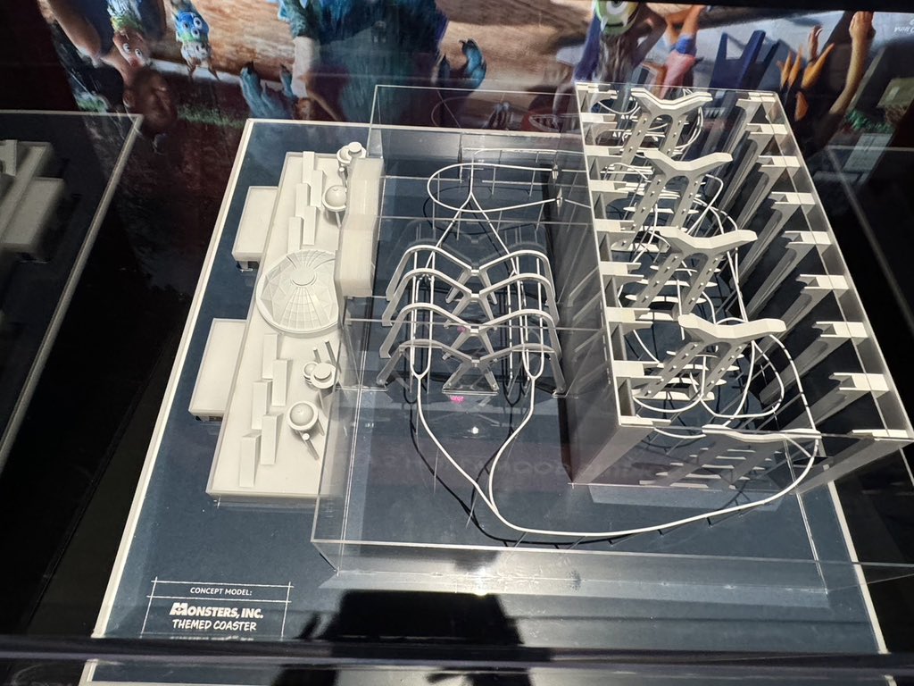 johnnydisney15's tweet photo. 昨日アナウンスされたモンスターズインクをテーマにしたライドの模型が展示されてます https://t.co/cxtNY0V4O8