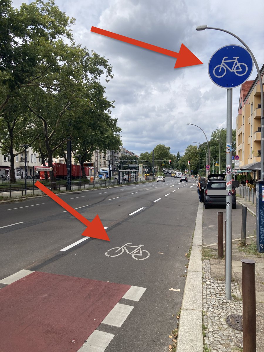 Nicolas Scharioth (@nickscharioth) on Twitter photo Wie in den letzten Tagen nach monatelanger Baustelle die Kreuzung Danziger/Greifswalder Str. dem Verkehr übergeben wurde, macht mich fassungslos:
❌4 Autospuren
❌minimale Radaufstellfläche an Kreuzung
❌Radfahrstreifen Danziger mündet unvermittelt in Rechtsabbiegerspur
🧵1/6 Wie in den letzten Tagen nach monatelanger Baustelle die Kreuzung Danziger/Greifswalder Str. dem Verkehr übergeben wurde, macht mich fassungslos:
❌4 Autospuren
❌minimale Radaufstellfläche an Kreuzung
❌Radfahrstreifen Danziger mündet unvermittelt in Rechtsabbiegerspur
🧵1/6
