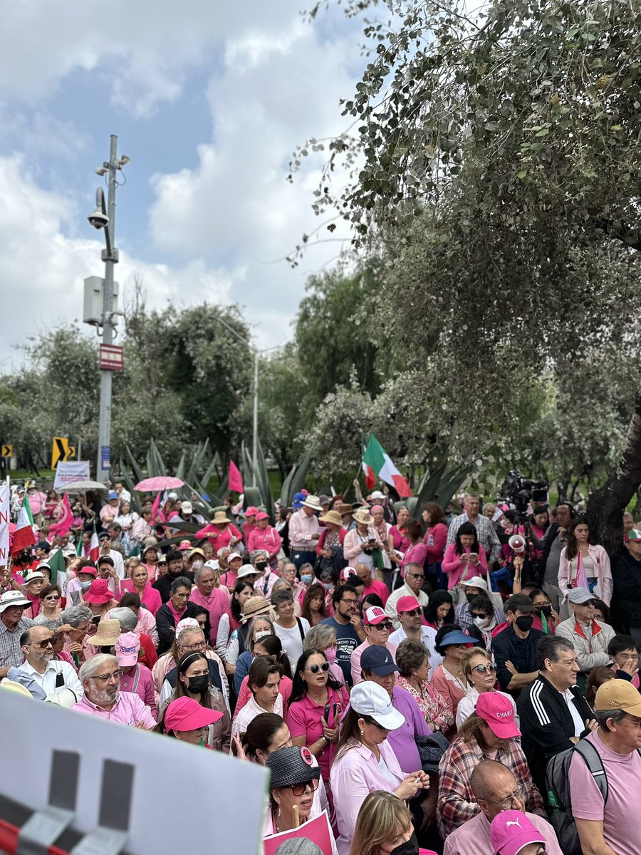 FCN_mx's tweet photo. Así se vive la manifestación 🆚 la sobrerrepresentación en la #CDMX https://t.co/VbIssl8Sju