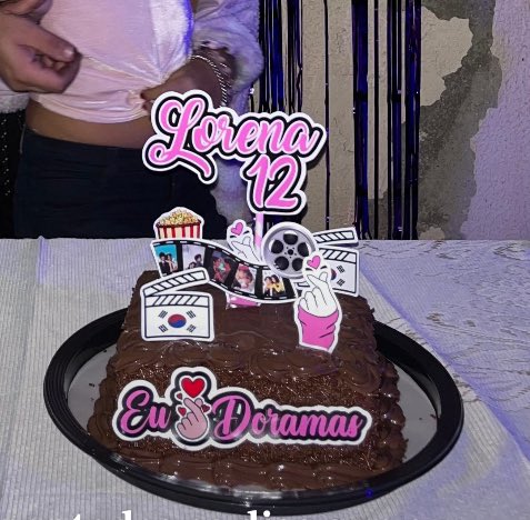 lilybrem's tweet photo. nunca vou tankar o bolo de aniversário da minha irmã https://t.co/jFNyDD5cv8